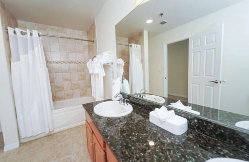 Crystal Harbour Complejo | Let's Runaway to the Island! Oceanfront Property, Pool Access, Close to Seven Mile Beach