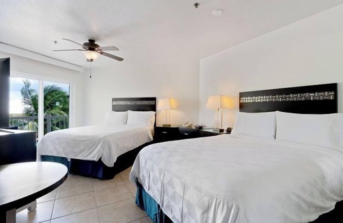 Crystal Harbour Complejo | Let's Runaway to the Island! Oceanfront Property, Pool Access, Close to Seven Mile Beach