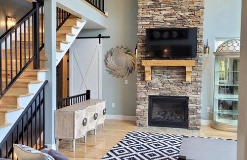 Linn Creek Casa | Let your family getaway begin at your waterfront home, minutes from attractions!