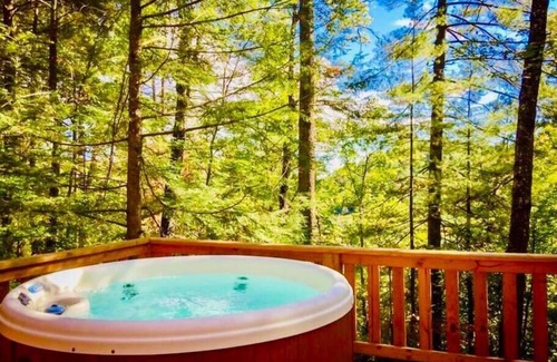 Rogers Cabina | Lets Get Cozy | RRG | hot tub | wifi
