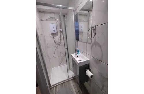 Pinkwell Apartamento | Letzi private en-suite, Near Heathrow Airport T3