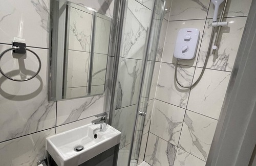 Pinkwell Apartamento | Letzi private en-suite, Near Heathrow Airport T3
