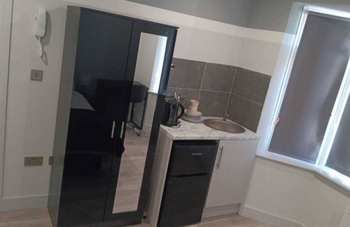 Pinkwell Casa | Letzi private en-suite, Near Heathrow Airport T3