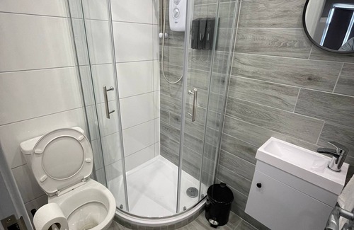 Pinkwell Casa | Letzi private en-suite, Near Heathrow Airport T3