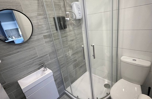 Pinkwell Casa | Letzi private en-suite, Near Heathrow Airport T3