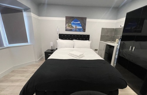 Pinkwell Casa | Letzi private en-suite, Near Heathrow Airport T3