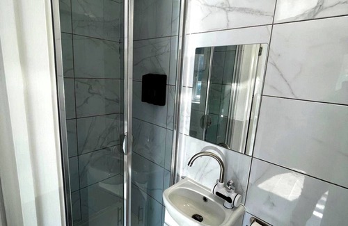 Stonebridge Casa | Letzi private en-suite Room, Near Wembley stadium