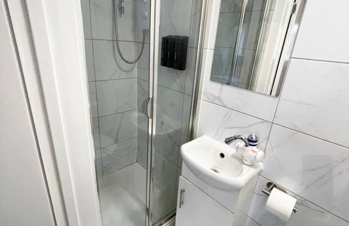 Stonebridge Casa | Letzi private en-suite Room, Near Wembley stadium