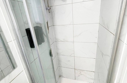 Stonebridge Casa | Letzi private en-suite Room, Near Wembley stadium