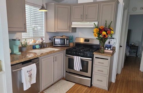 Leucadia Cabaña | Leucadia Charming Beach Cottage, 2 blocks to the beach & great outdoor space!