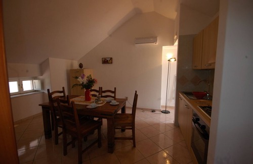 Tramonti Casa | Levante A1, apartamento de 2 dormitorios con acceso al jardín y a la piscina.