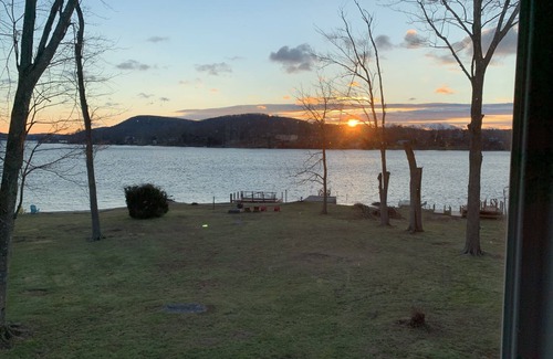 Brookfield Casa | Nivel, frente al lago directo, amplias vistas al oeste, playa en Candlewood Lake