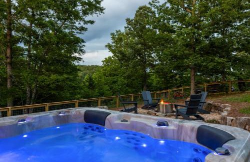 Young Harris Casa | Level Up 3br Fall Retreat, Hot Tub, Firepit Dogs