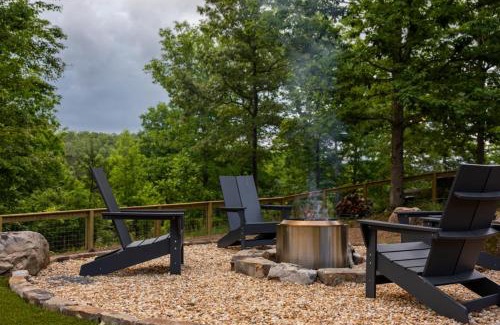 Young Harris Casa | Level Up 3br Fall Retreat, Hot Tub, Firepit Dogs