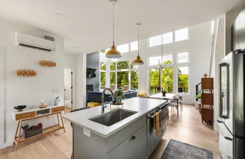 Young Harris Casa | Level Up 3br Fall Retreat, Hot Tub, Firepit Dogs