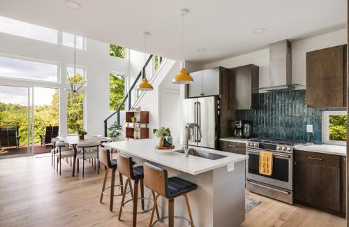 Young Harris Casa | Level Up 3br Fall Retreat, Hot Tub, Firepit Dogs