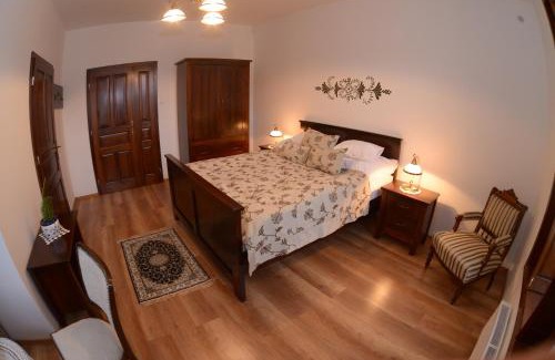 Orfu Casa | Levendula Porta és Pajtaszínház