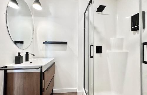 Desjardins Apartamento | Levis Center New Studio #1 with AC, EV Chrger and 2 Parking spaces