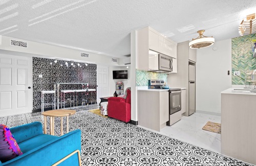 Levittown Casa | Levittown Gold: Spacious 4-Bedroom Guesthouse Building in SunnyToa Baja