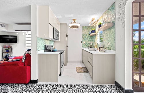 Levittown Casa | Levittown Gold: Spacious 4-Bedroom Guesthouse Building in SunnyToa Baja