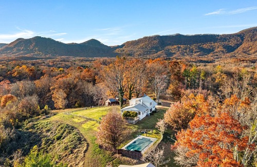 Lynn Casa | Levity House: Soulful Retreat with Stunning Mountain Views and Saltwater Pool
