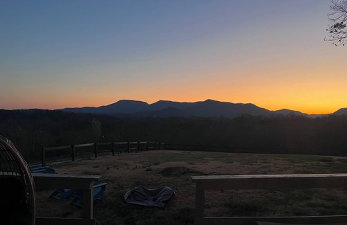 Lynn Casa | Levity House: Soulful Retreat with Stunning Mountain Views and Saltwater Pool
