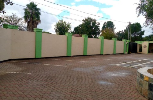 Mahikeng Casa | Lewatle guest lodge