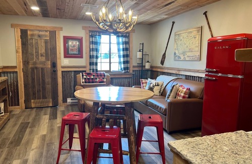 Columbia Falls Cabina | "Lewis and Clark" cabin at Columbia Mountain Ranch. Near Glacier National Park!