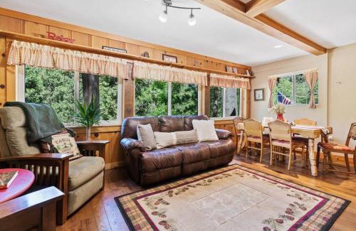 Sugar Pine Casa | Lewis Creek cabin near Yosemite king beds