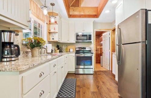 Sugar Pine Casa | Lewis Creek cabin near Yosemite king beds