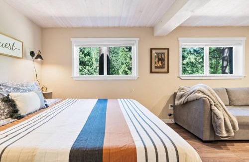 Sugar Pine Casa | Lewis Creek cabin near Yosemite king beds