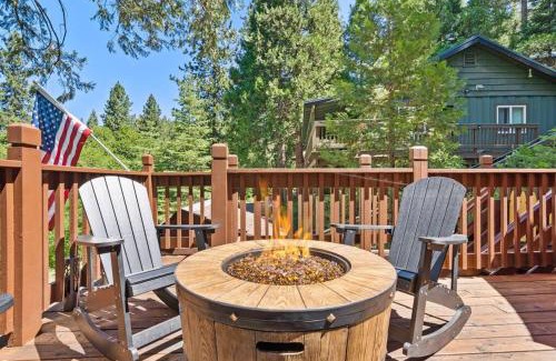Sugar Pine Casa | Lewis Creek cabin near Yosemite king beds