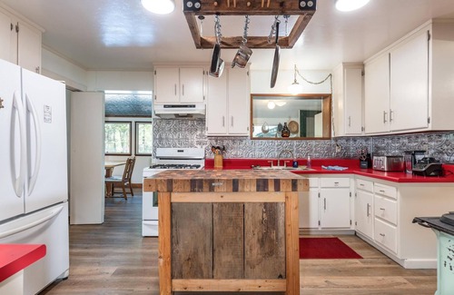 Sugar Pine Casa | Lewis Creek Hideaway- Hot Tub/EV/Pool Table/Historic!