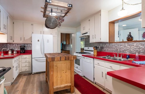 Sugar Pine Casa | Lewis Creek Hideaway- Hot Tub/EV/Pool Table/Historic!