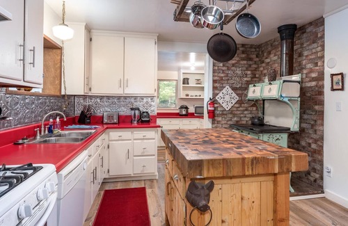 Sugar Pine Casa | Lewis Creek Hideaway- Hot Tub/EV/Pool Table/Historic!