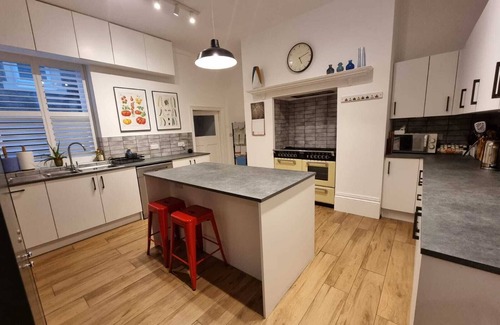 Menai Bridge Casa | Leyburn Lodge offers the perfect retreat for those seeking peace and comfort. The ideal base for exploring the natural beauty of the countryside.