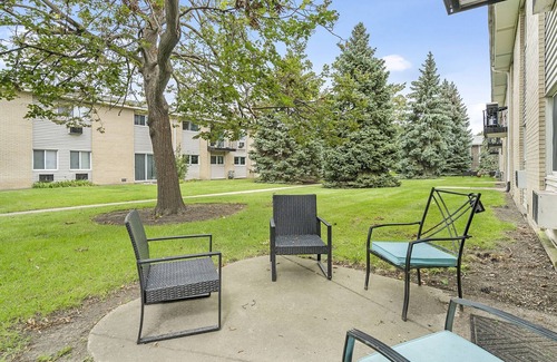 Des Plaines Apartamento | Lg. 2 br Apt. 10 minutes from Airport w/ Free Parking