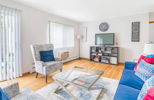 Des Plaines Apartamento | Lg. 2 br Apt. North of Chicago w/Free Parking