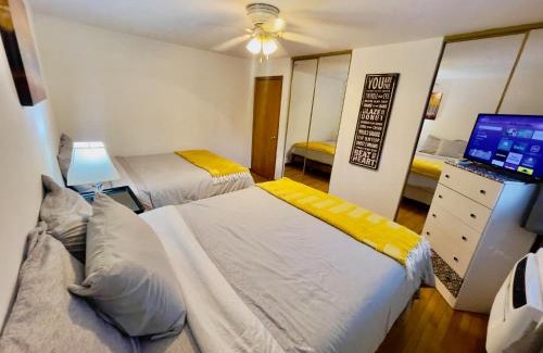 Des Plaines Apartamento | Lg. 2 br Apt. North of Chicago w/Free Parking