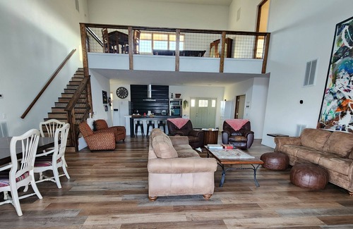 Gassville Casa | LG's over the White River- Spacious house with beautiful river & mountain views!