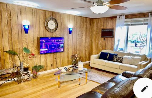 Queens Casa | LGA airport 3 mins, 3 BR Duplex House, Parking and private backyard, 9mins subway!