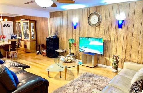 Queens Casa | LGA airport 3 mins, 3 BR Duplex House, Parking and private backyard, 9mins subway!
