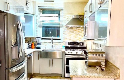 Queens Casa | LGA airport 3 mins, 3 BR Duplex House, Parking and private backyard, 9mins subway!