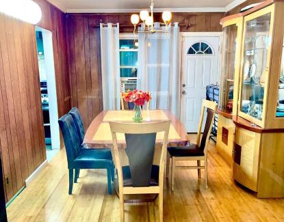 Queens Casa | LGA airport 3 mins, 3 BR Duplex House, Parking and private backyard, 9mins subway!