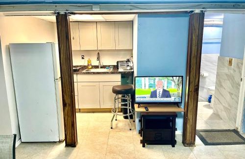 Queens Apartamento | LGA Airport near, Studio walk in bsmt Apt in a Private House!