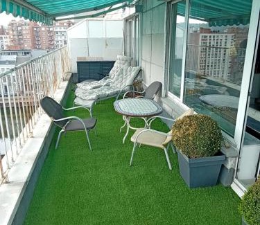 Liege Apartamento | Liège centre Médiacité appartement possible parking terrasse immense 8ème pour 2 personnes