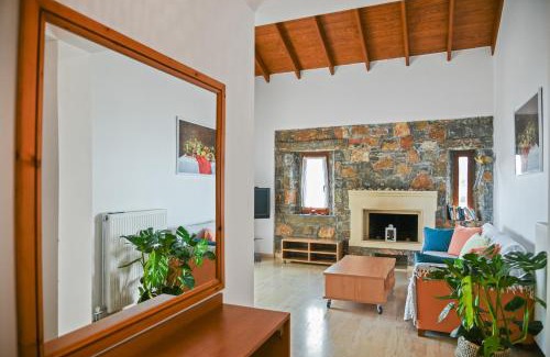 Makry Gialos Villa | Liakoto Villa with private pool and jacuzzi