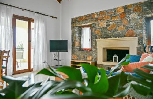 Makry Gialos Villa | Liakoto Villa with private pool and jacuzzi