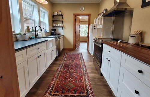 Winthrop Casa | Libby's Landing-Riverfront, Dog Friendly in Downtown Winthrop!