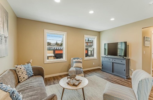 Poulsbo Hotel | Liberty Bay Loft & Front Street Suite
